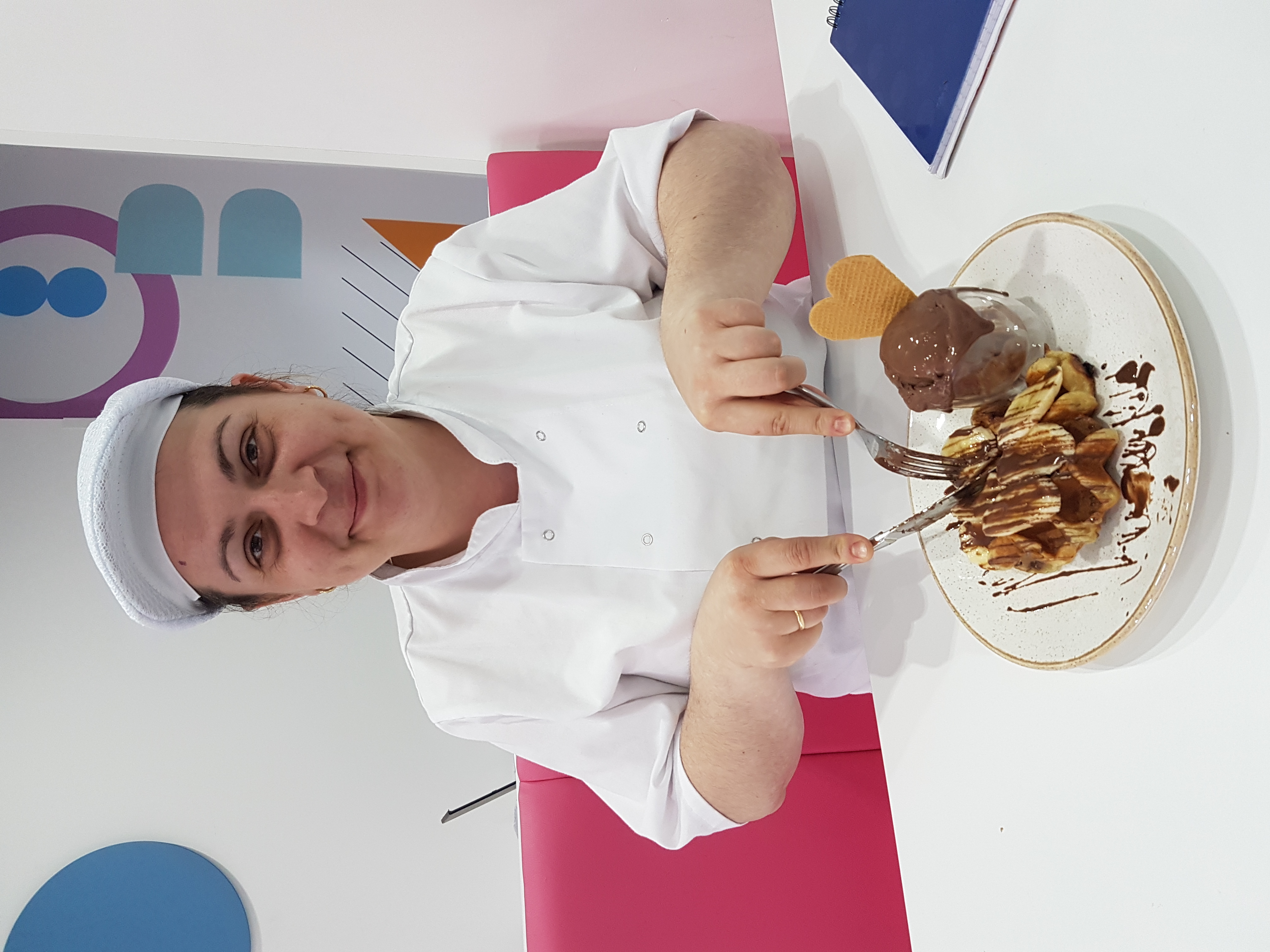 Chef Olga Pinciuc servind desert