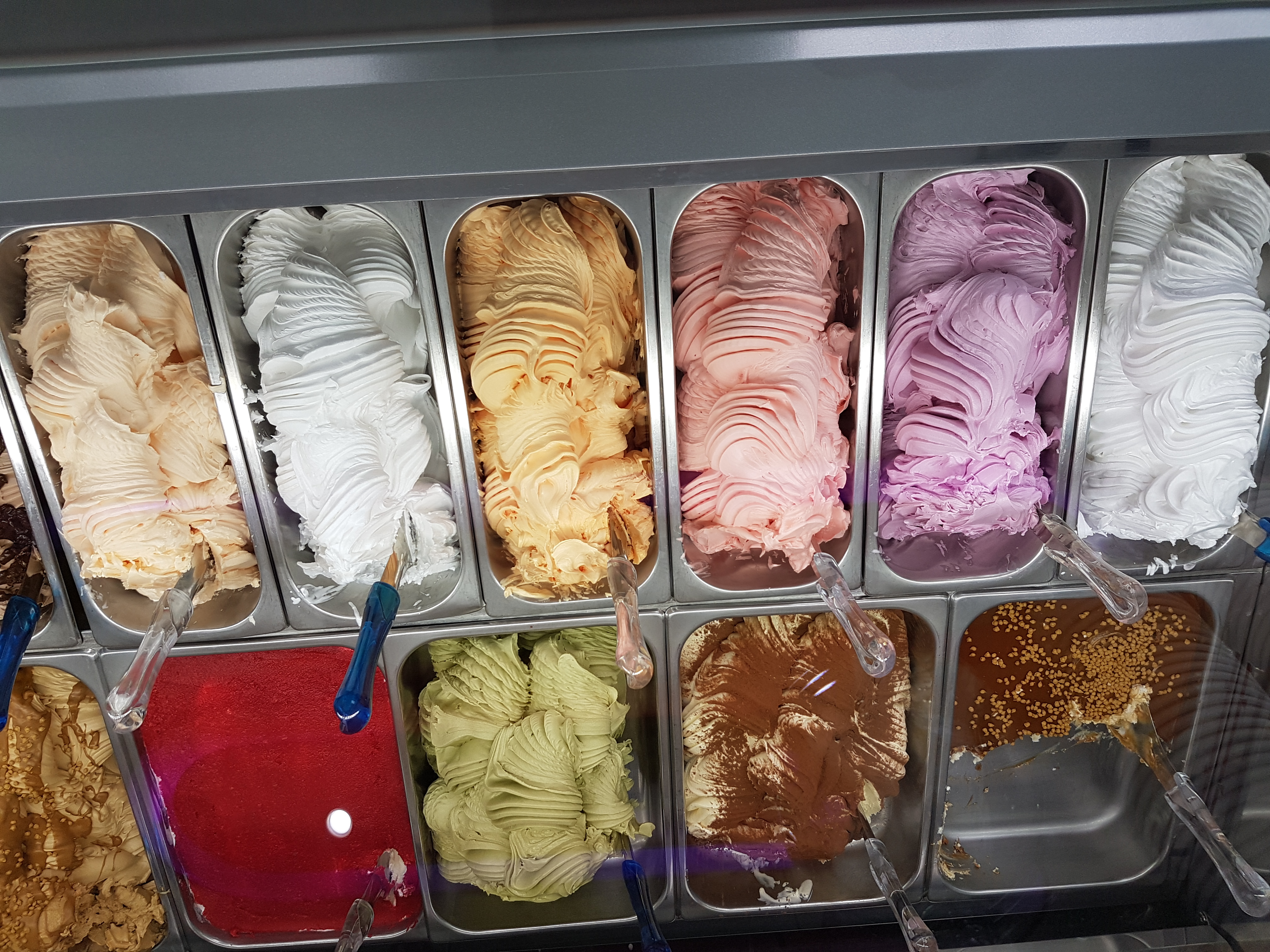 Diverse sortimente de inghetata