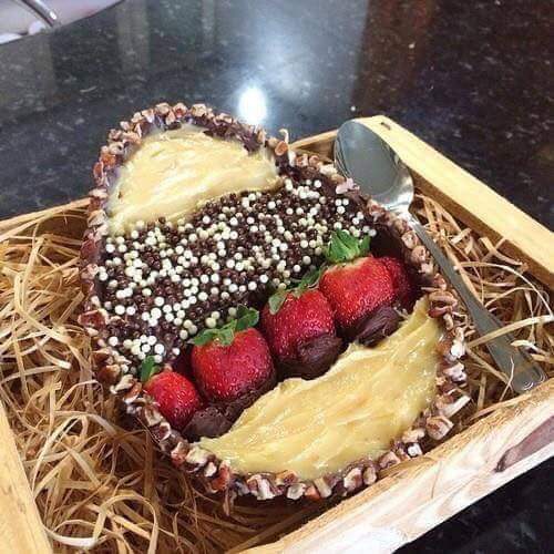 Ou de ciocolata cu crema si capsuni