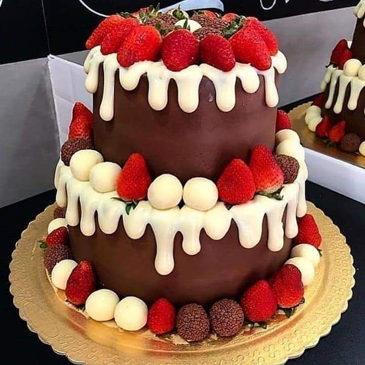 Tort etajat cu capsuni