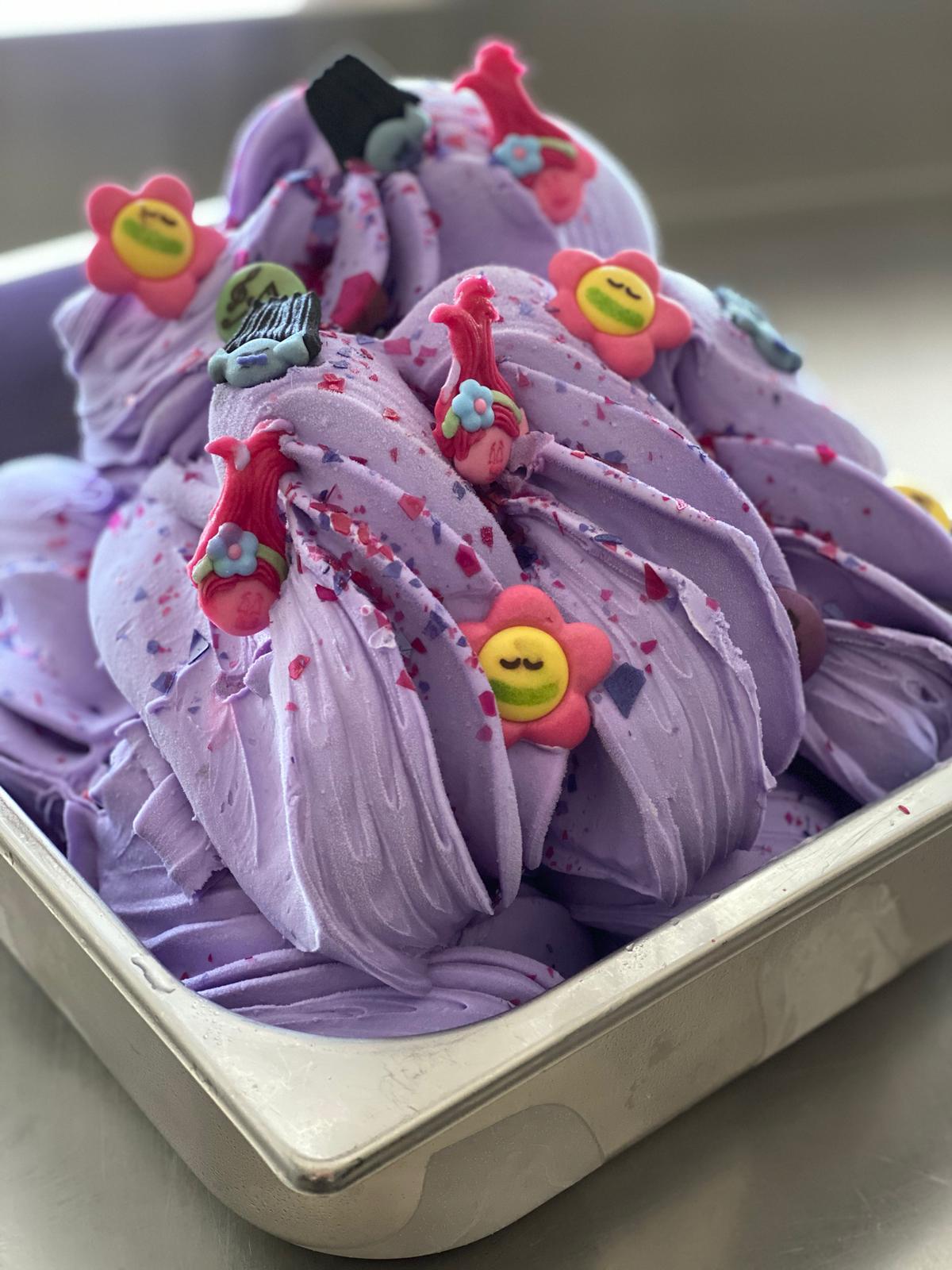 Inghetata mov cu decoratiuni