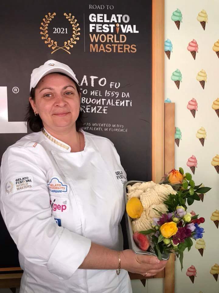 Chef Olga Pinciuc preparand gelato