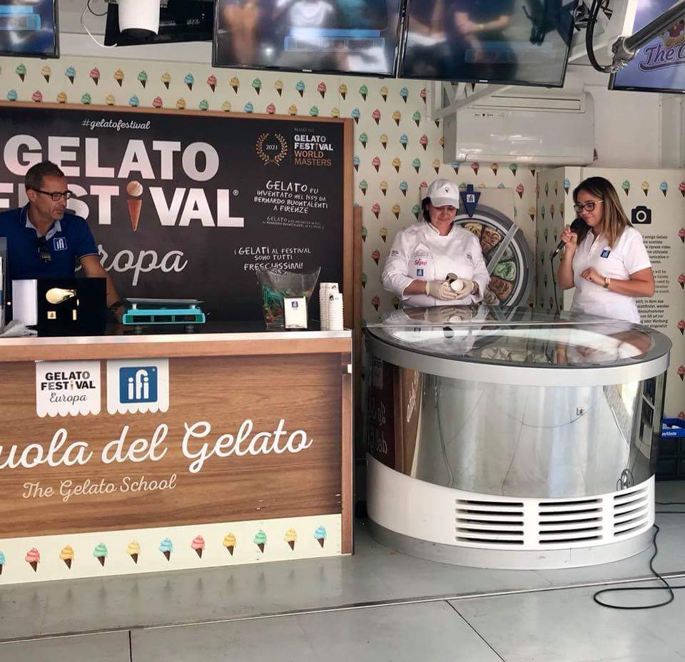 Chef Olga Pinciuc preparand gelato