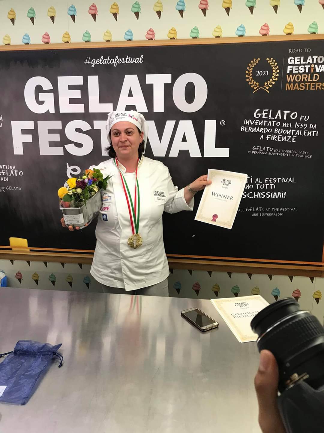 Chef Olga Pinciuc preparand gelato